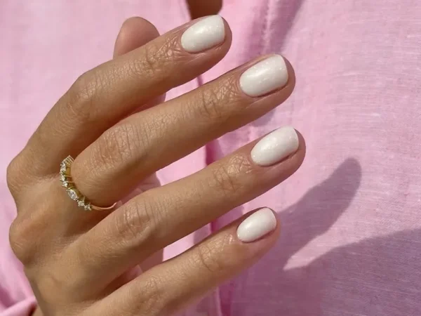 Unhas curtas e chiques: 4 cores para um visual minimalista