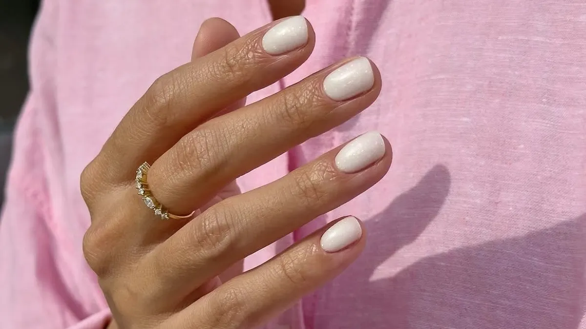 Unhas curtas e chiques: 4 cores para um visual minimalista