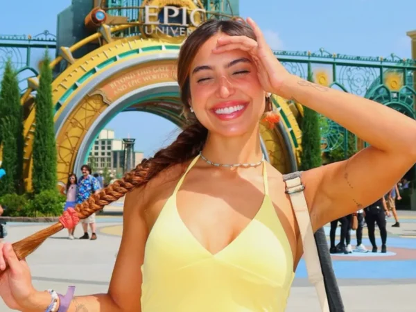 Ex-BBB Vanessa Lopes exibe barriga de fora na Flórida