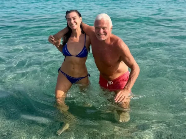 Mônica Martelli celebra 8 anos de amor com declaração na praia