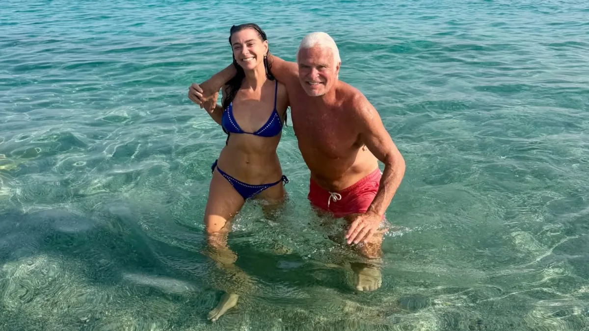 Mônica Martelli celebra 8 anos de amor com declaração na praia