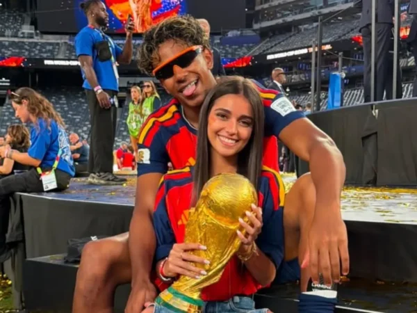 Namorada de Yamal celebra título da Espanha: "Campeão