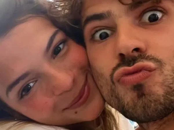 Irmã de Bruna Marquezine aparece em foto rara com o namorado