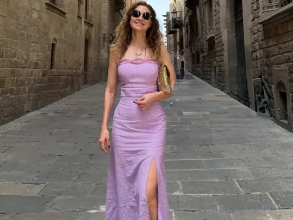 Lavinia Vlasak usa vestido com fenda em passeio por Barcelona