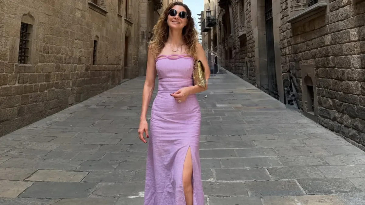 Lavinia Vlasak usa vestido com fenda em passeio por Barcelona