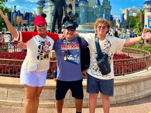 Ex-BBB Solange Couto realiza sonho de levar filho à Disney