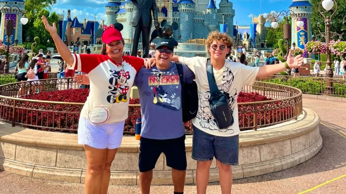 Ex-BBB Solange Couto realiza sonho de levar filho à Disney