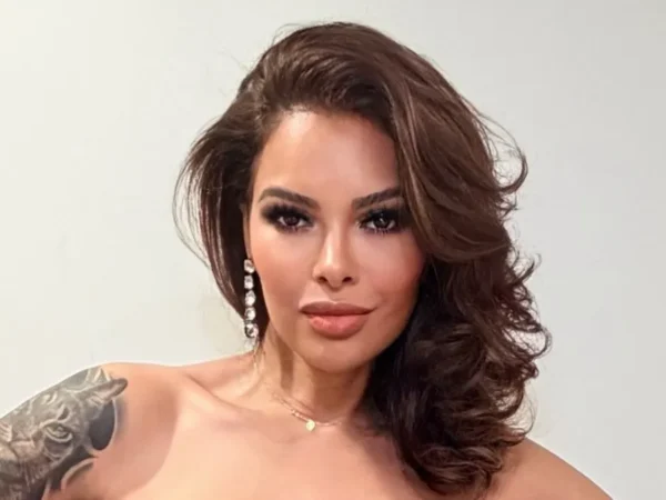 Ex-BBB Ariadna Arantes faz topless e manda recado