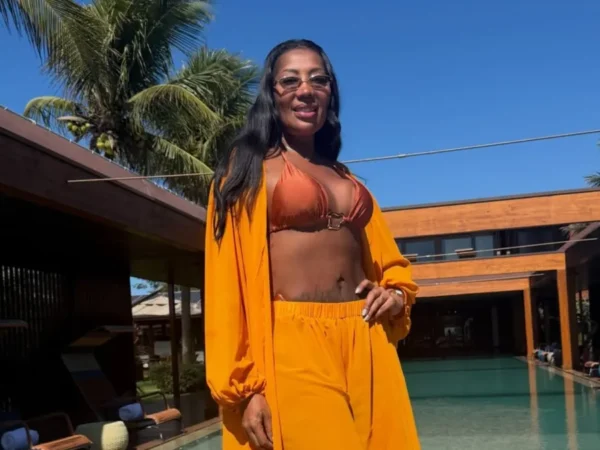Mãe de Ludmilla arrasa de biquíni amarelo em Búzios