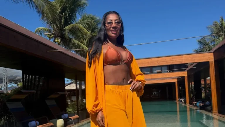 Mãe de Ludmilla arrasa de biquíni amarelo em Búzios