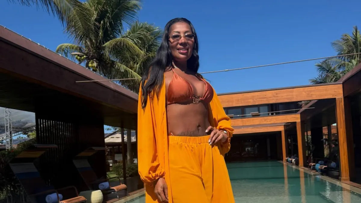 Mãe de Ludmilla arrasa de biquíni amarelo em Búzios