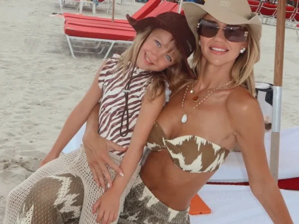 Ana Paula Siebert posa de biquíni na praia com a filha em Miami