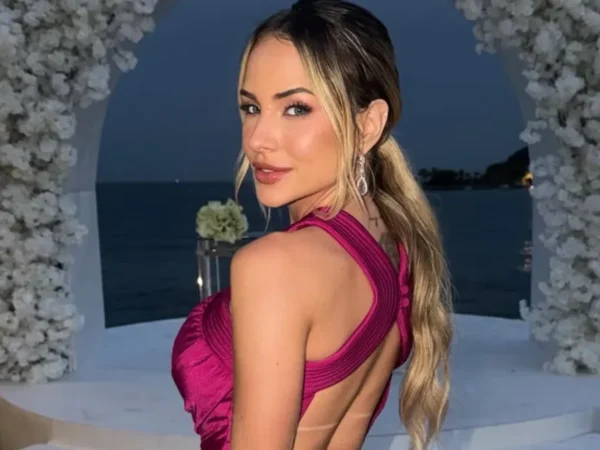Gabi Martins exibe marquinha de bronzeado em casamento