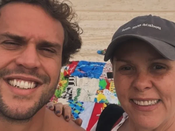 Giulia Gam curte dia de praia com o filho Theo, fruto do romance com Pedro Bial