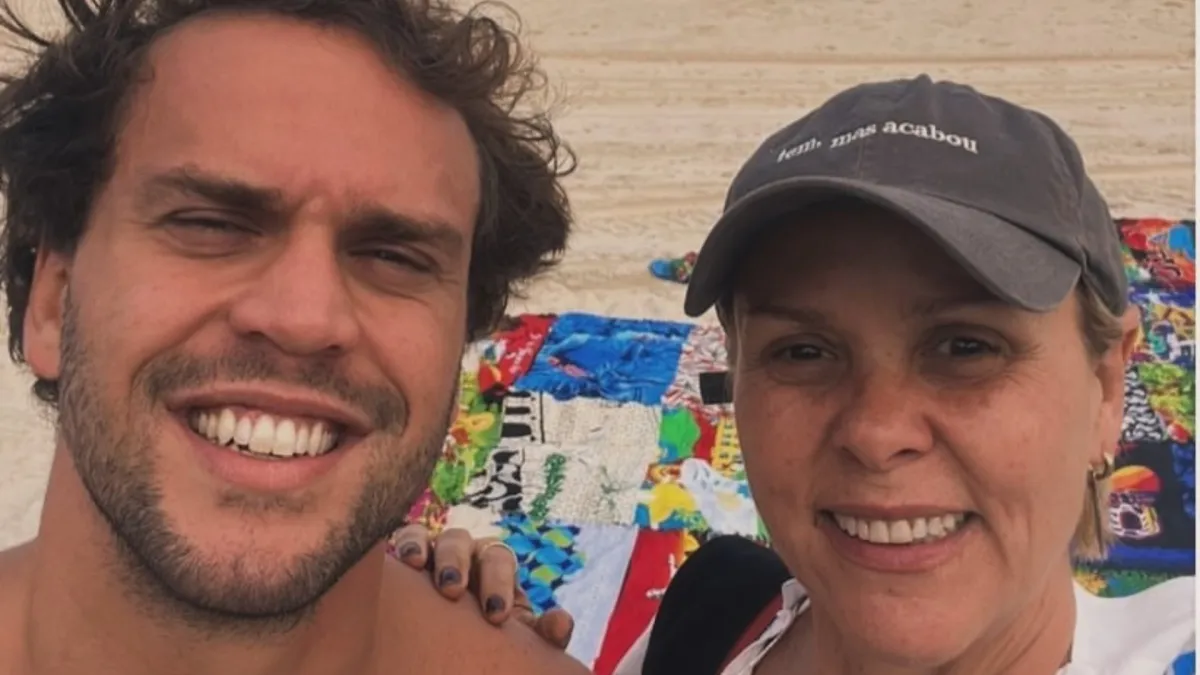 Giulia Gam curte dia de praia com o filho Theo, fruto do romance com Pedro Bial