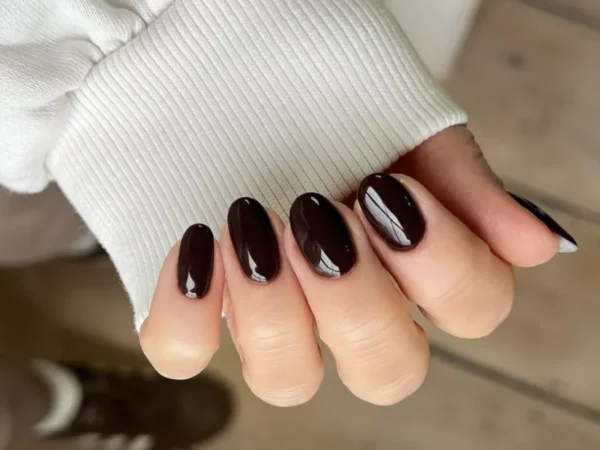 Unhas ameixa: 7 tendências elegantes para o inverno 2026