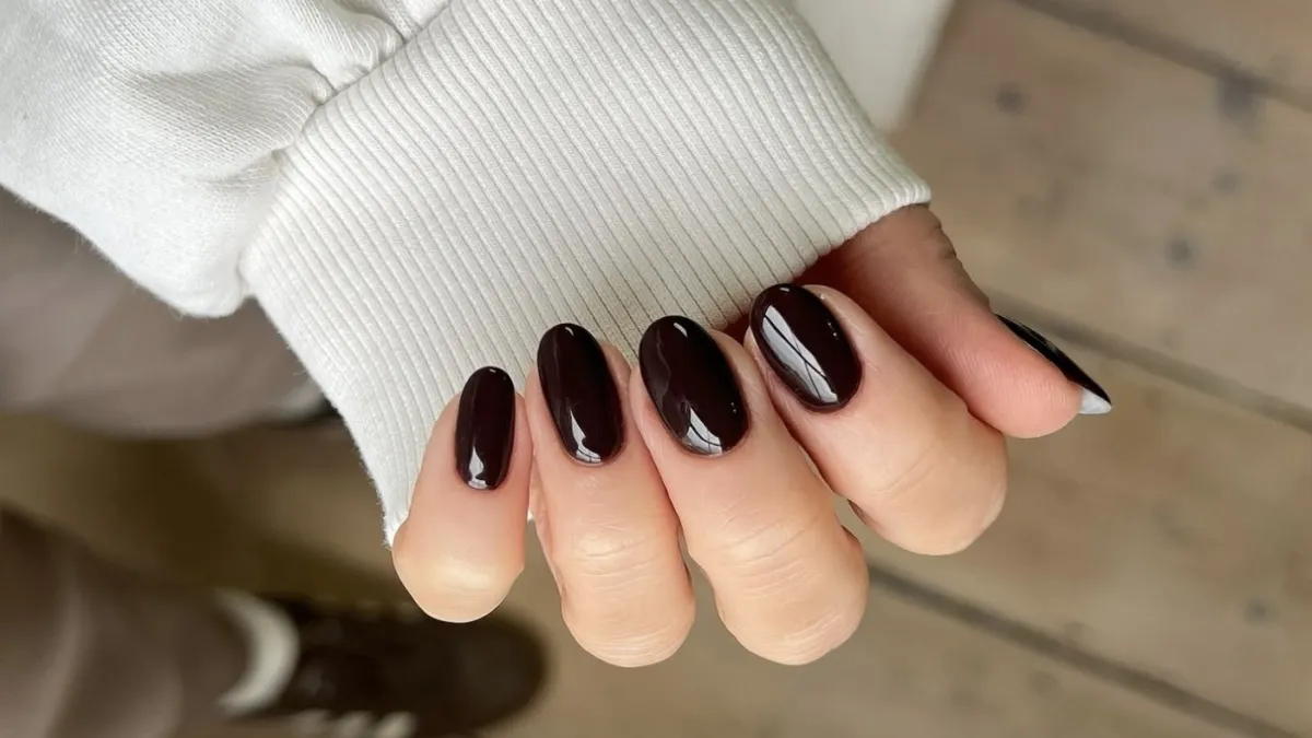 Unhas ameixa: 7 tendências elegantes para o inverno 2026
