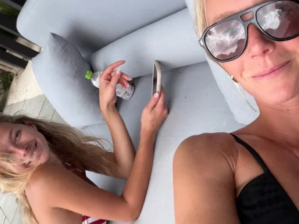 Gwyneth Paltrow faz topless em piscina com a filha Apple