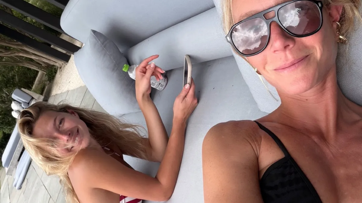 Gwyneth Paltrow faz topless em piscina com a filha Apple