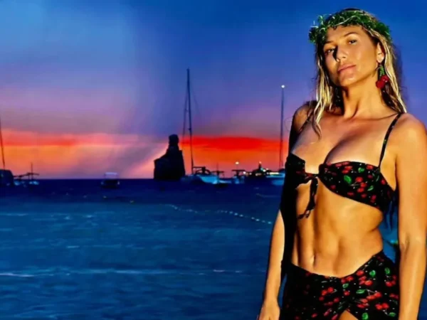 Lívia Andrade combina biquíni de cereja com brincos em Ibiza: 'Muita magia