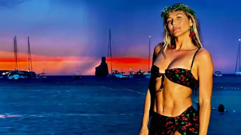 Lívia Andrade combina biquíni de cereja com brincos em Ibiza: 'Muita magia