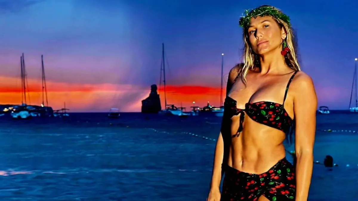 Lívia Andrade combina biquíni de cereja com brincos em Ibiza: 'Muita magia